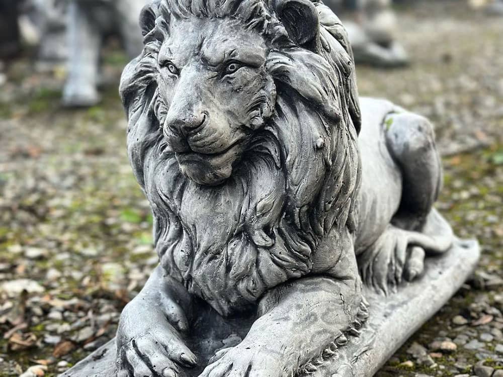 Lion garden figure